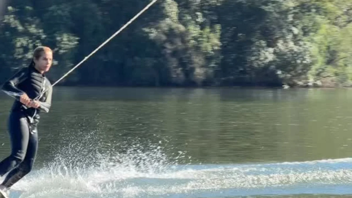 Rider praticando wakeboard no lago usado pela A Firma Wakeschool em Mairiporã
