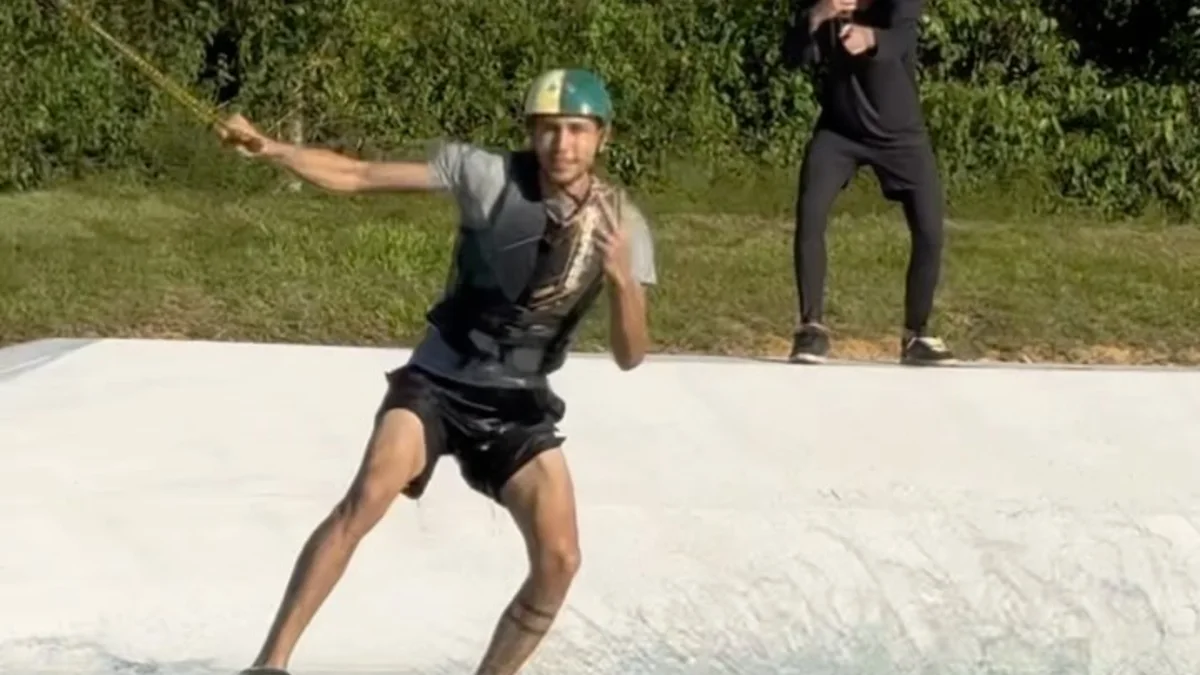 Rider treinando wakeboard no sistema do Amazon Wake Park em Manaus