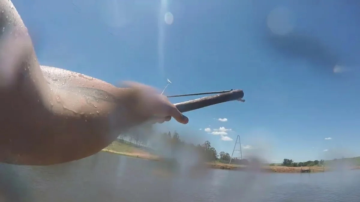 Rider no sistema 2 torres do Barau Wake Park, com a torre do cable ao fundo