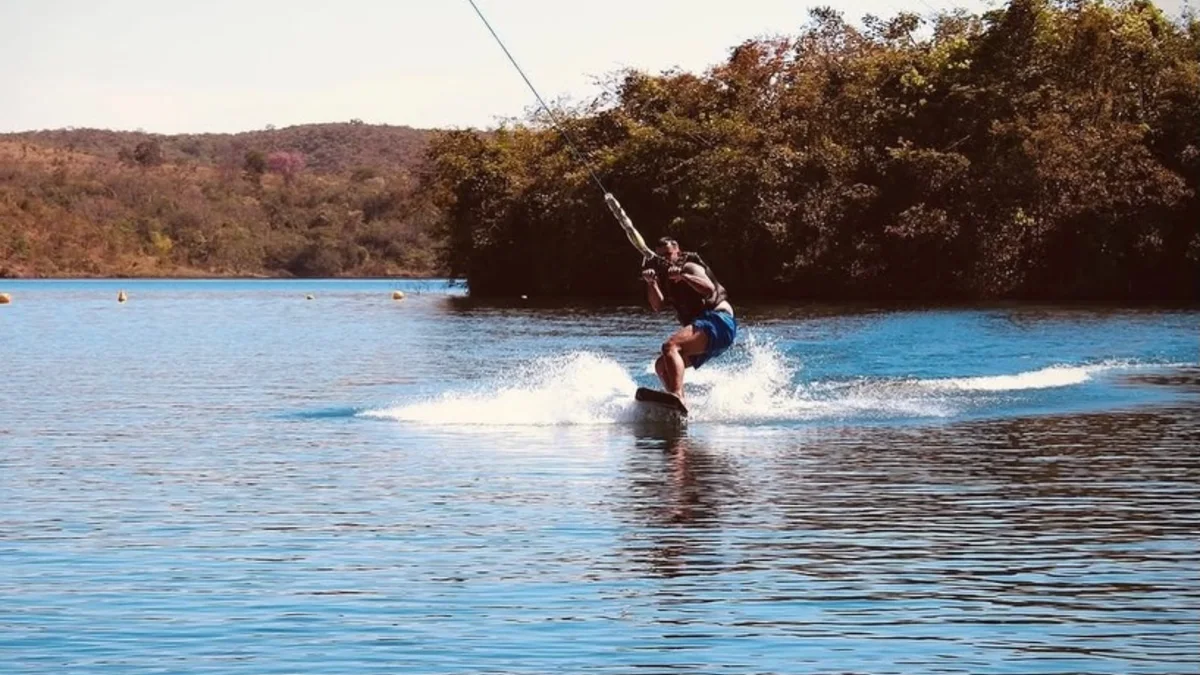 Rider praticando wakeboard no lago do Bex Bali Park, na região de Brasília