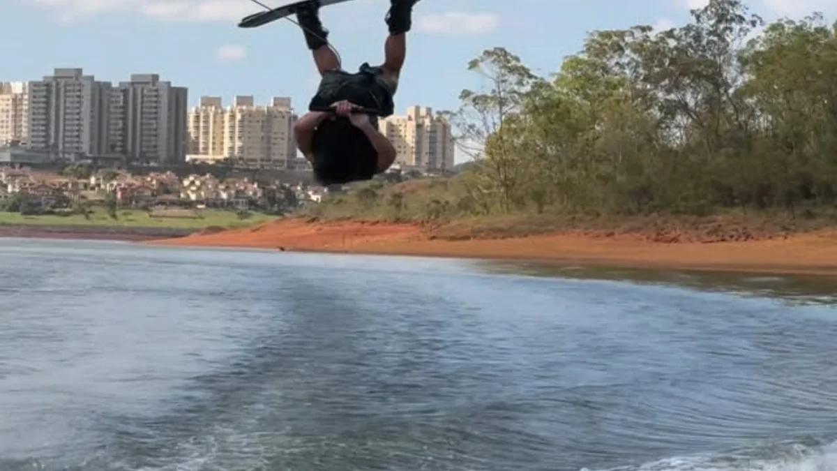 Rider executando uma manobra de wakeboard na Lagoa dos Ingleses, em Nova Lima