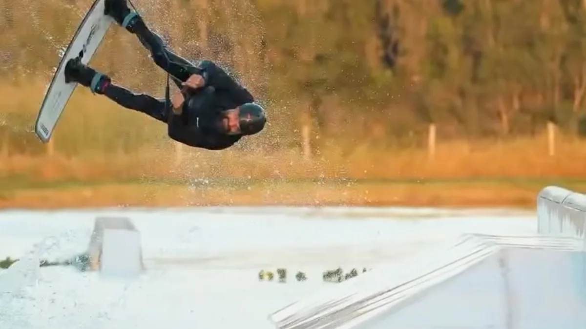 Rider em manobra sobre obstáculo no Canastra Wake Park, em Piumhi