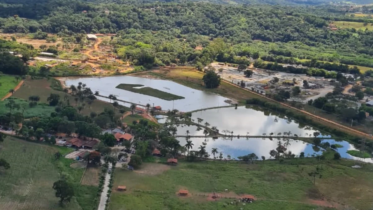 Vista aérea do lago e da estrutura do CBL Wake Park em Juatuba, MG