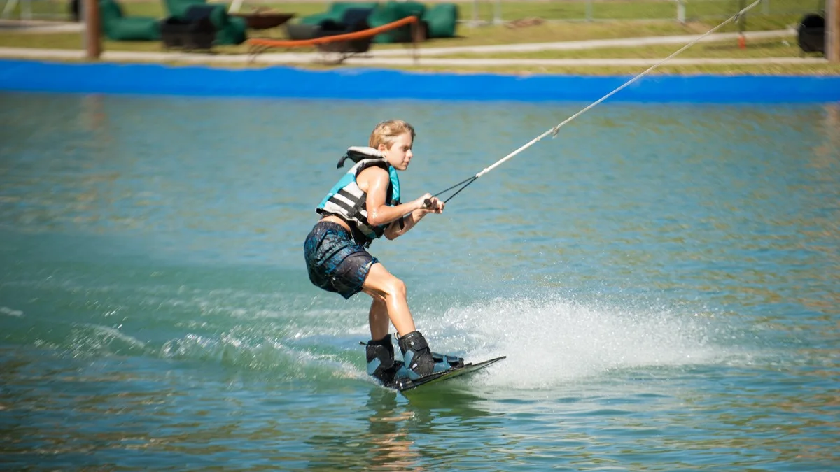 Pessoa praticando wakeboard na Chácara Paraíso do Sol em Campo Largo