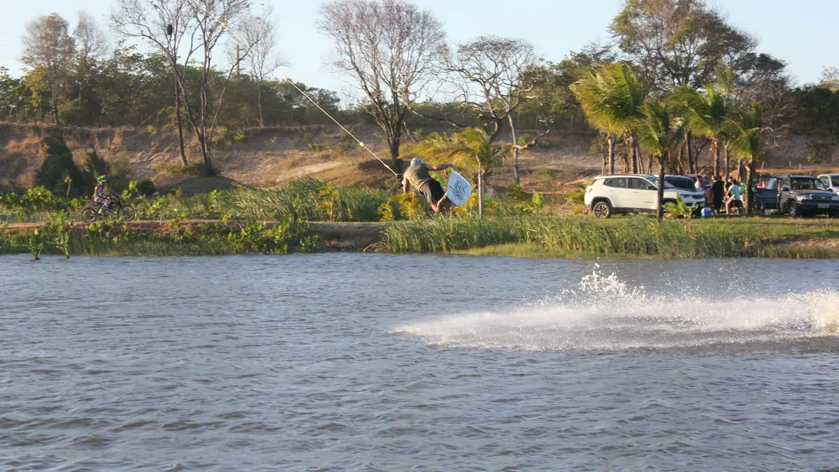 Rider saltando no cable de wakeboard da Fazendinha Adventure Park, no Cumbuco
