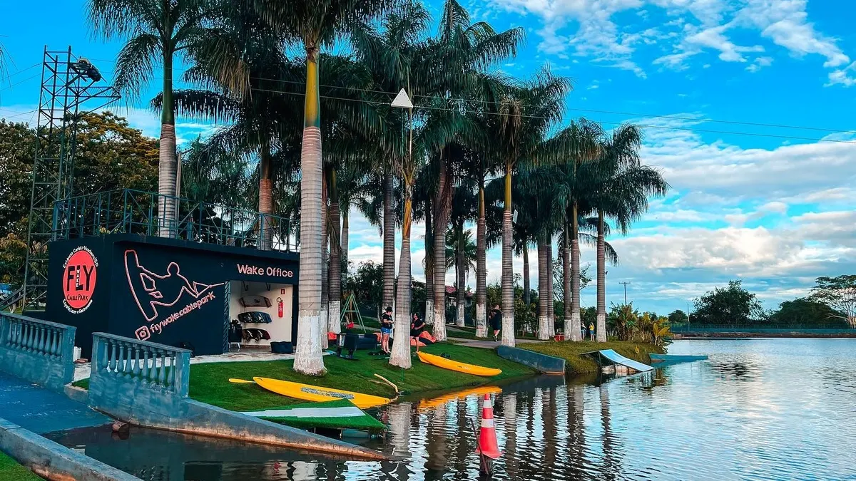 Estrutura e lago do Fly Wake Cable Park em Viradouro, com torre e cabo visíveis