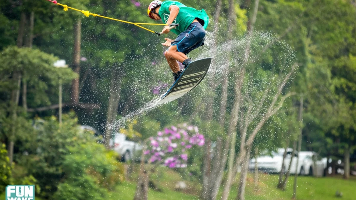 Rider saltando no sistema de cabo do Fun Wake Park em São Bernardo do Campo