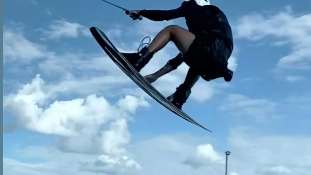 Rider saltando sobre obstáculo no Janas Wake Park, no Norte de Minas