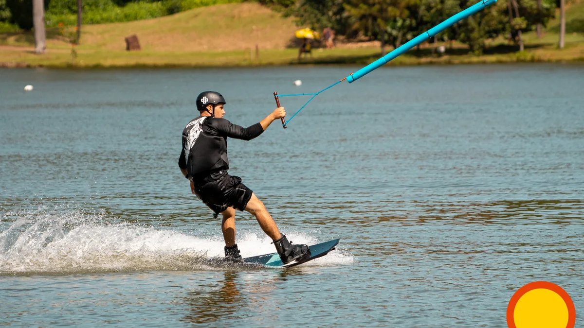 Rider andando no cable park do Magic Gardens com lago e cabo ao fundo em Ribeirão Preto