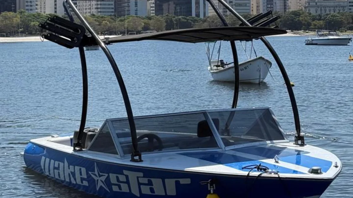 Lancha Wakestar da Makani, com torre de wakeboard, ancorada na Praia do Flamengo com o skyline do Rio ao fundo