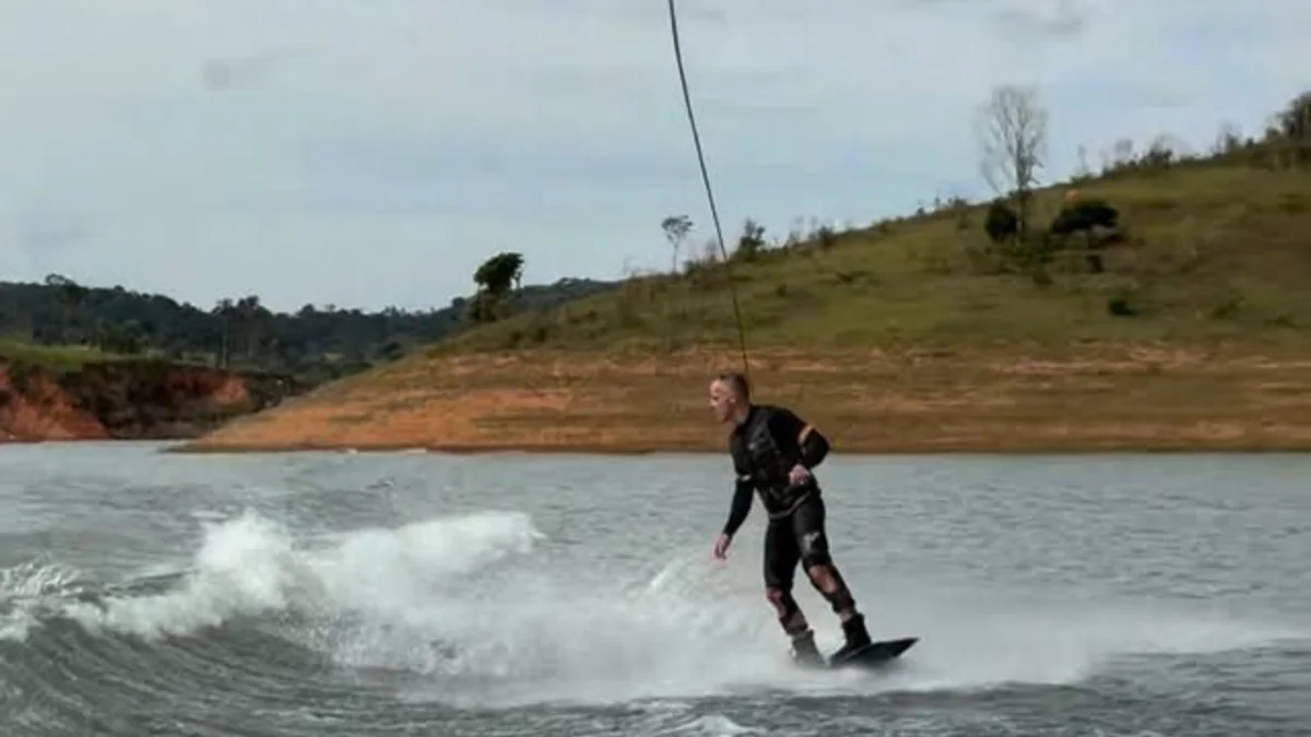 Rider treinando wakeboard com a Marreco Wake School na Represa do Jaguari