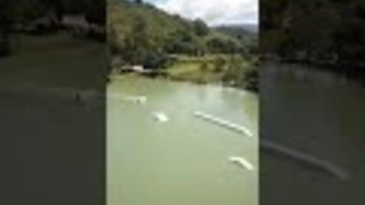 Lago do Roça Cable Park em Xerém com obstáculos do cable sobre a água