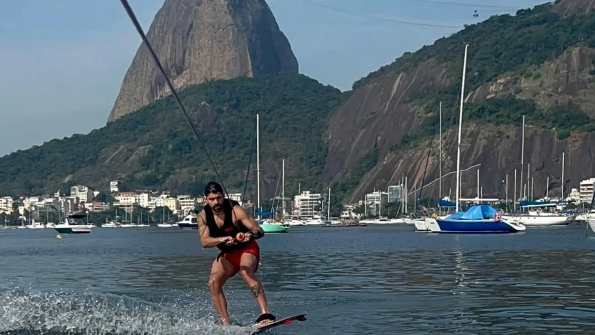 Rider praticando wakeboard na Baía de Guanabara, com o Pão de Açúcar ao fundo