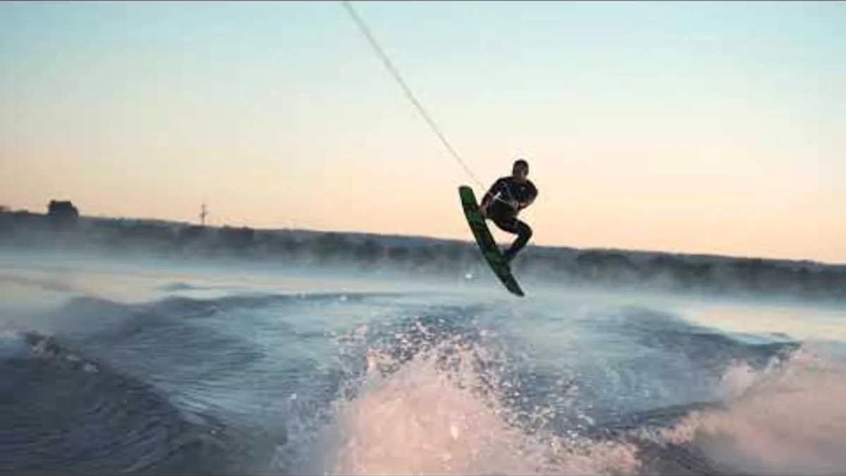 Rider de wakeboard no Lago Paranoá ao pôr do sol com a Wakebrasília