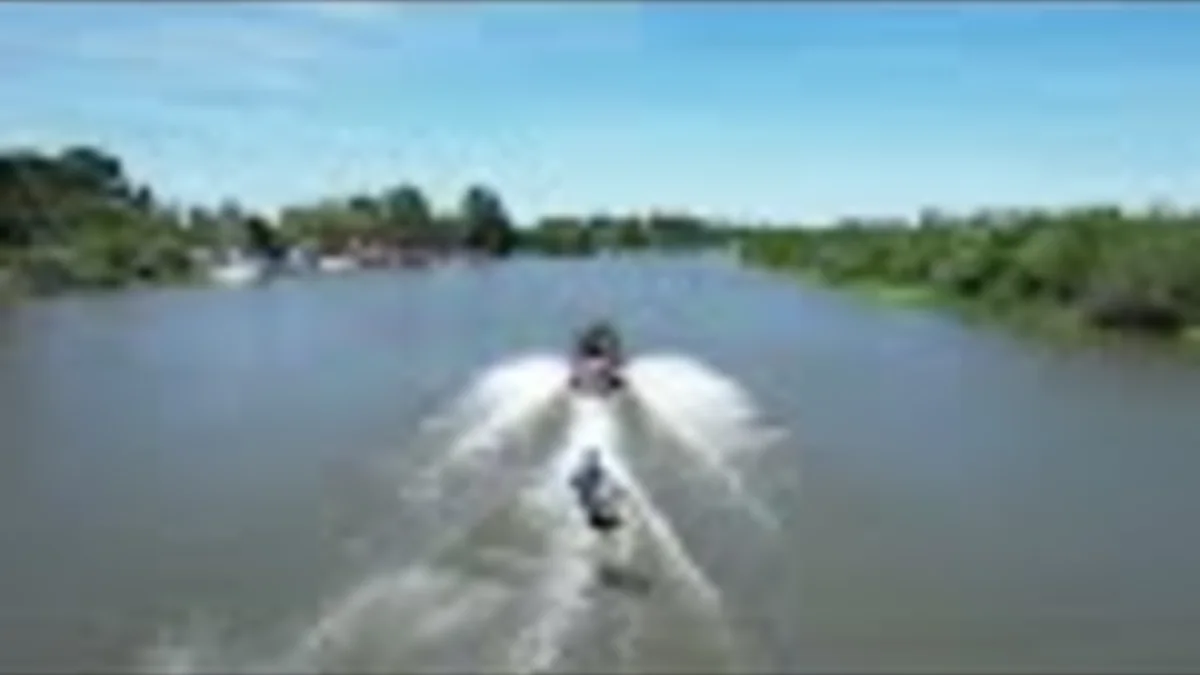 Rider sendo puxado por lancha na raia da Wakebrothers X em Pelotas