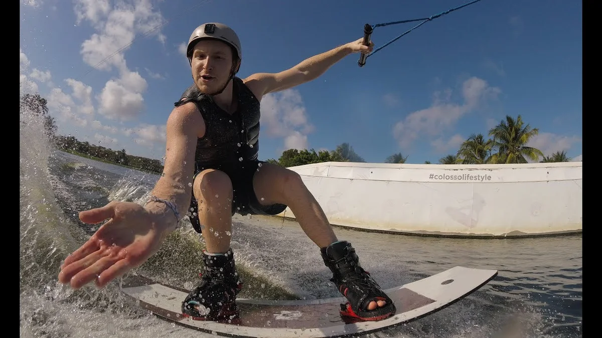 Rider de wakeboard no sistema 2 torres do Zero Wake Park em Fortaleza
